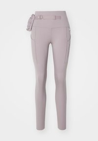 Lichtpaarse legging met een aansluitend ontwerp, voorzien van zijzakken en een decoratieve riemdetail op de taille. Gemaakt van rekbaar materiaal.