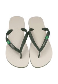Chanclas de color beige claro con correas de goma verde oscuro. Las correas presentan un patrón texturizado y un pequeño acento de la bandera brasileña. Plantilla plana.