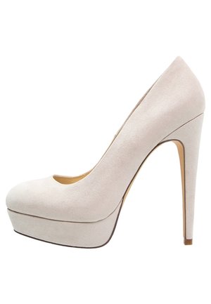 Beige ruskind platform højhælede sko med rund tå og tynd stilethæl mod hvid baggrund.