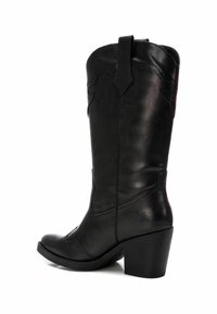 Botas de vaquero de cuero negro con punta afilada, altura hasta la pantorrilla, costuras decorativas y tacón cuadrado. Textura suave con un acabado mate.