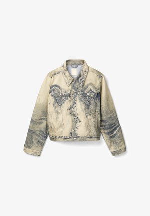 Veste en denim beige avec des motifs abstraits bleus, fermeture par boutons, col pointu et deux poches poitrine. Tissu légèrement texturé.