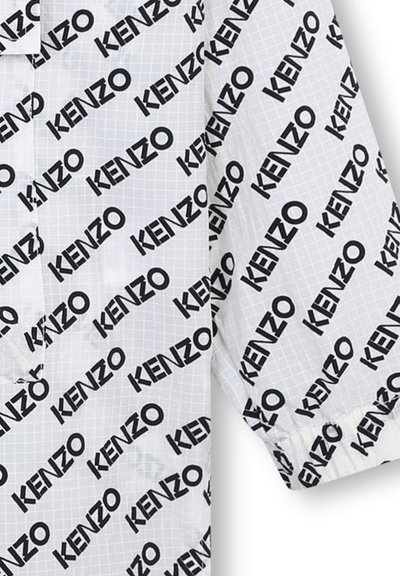Chemise blanche avec un motif répétitif de logo "KENZO" en noir. Conçue avec des manches longues et une fermeture à bouton. Tissu texturé.