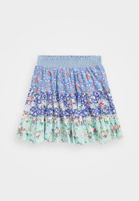 Spódniczka mini o tiered cut z marszczonym pasem w kolorach niebieskim, fioletowym i miętowym, z różnymi małymi wzorami kwiatowymi na każdym panelu.