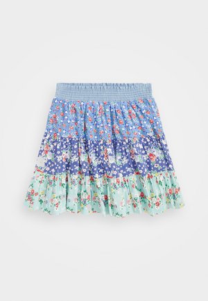 Minifalda en capas con cinturilla fruncida en paneles de azul, púrpura y menta, cada uno con diferentes estampados florales pequeños.