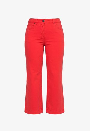 Rode korte broek met knoop aan de voorkant, ritssluiting, riemlussen, twee voorzakken en brede rechte pijpen.