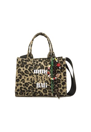 Borsa a tote in stampa leopardata marrone e nera, con la scritta bianca "mtng EVERYDAY BAG," decorata con charm colorati e una tracolla removibile.