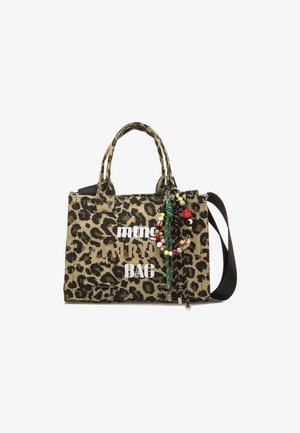 Sac fourre-tout à motifs léopard en marron et noir, avec le texte blanc "mtng EVERYDAY BAG", orné de charms colorés et d'une anse détachable.