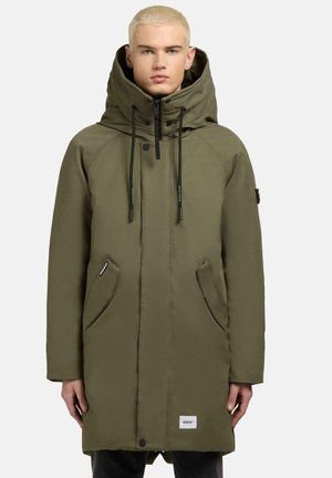 Olivgrüne Parkajacke mit hohem Kragen, Reißverschluss, zwei Fronttaschen und verstellbare Kapuze. Glattes, strapazierfähiges Material mit Logodetail.