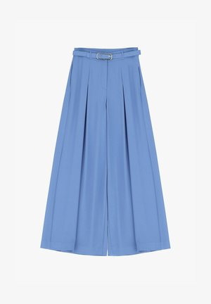 Pantaloni a vita alta a gamba larga in azzurro chiaro con pieghe e cintura abbinata con fibbia rettangolare in argento.
