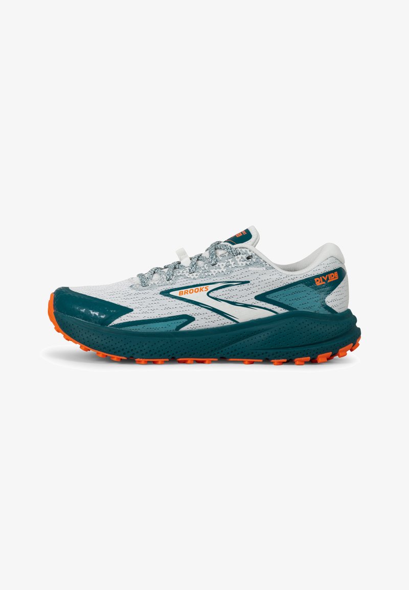 Zapatilla de correr con una parte superior de malla transpirable en blanco y verde azulado, con una suela y cordones naranjas, y un diseño texturizado para tracción.