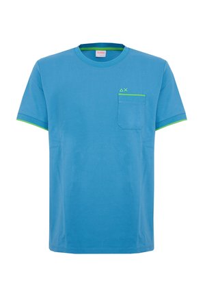 T-shirt blu a maniche corte con rifiniture verdi su maniche e tasca, piccoli simboli verdi a forma di triangolo e croce sopra la tasca, scollo rotondo.