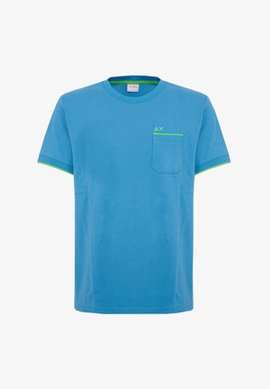 Blaues Kurzarm-T-Shirt mit grünem Besatz an Ärmeln und Tasche, kleinen grünen Dreieck- und Kreuzsymbolen über der Tasche, Rundhalsausschnitt.