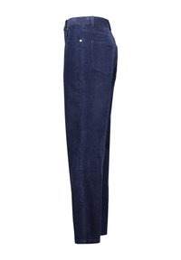 Pantalons en velours côtelé marine avec des rayures verticales, coupe droite, poches avant et arrière visibles, et passants de ceinture, présentant une texture et un éclat subtils.