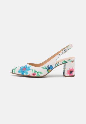 Biały sandał na obcasie typu slingback z masywnym obcasem i kolorowymi wzorami kwiatowymi w odcieniach niebieskiego, różowego i zielonego, wyposażony w regulowaną sprzączkę na kostkę.