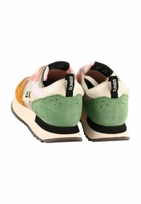 Sneaker multicolori realizzate in materiali scamosciati e tessili. Il design presenta dettagli arancioni, rosa, verdi e bianchi con un tallone nero.