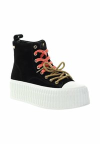 Czarne zamszowe wysokie sneakersy na platformie z rowkowaną białą podeszwą, z różowymi i beżowymi sznurówkami oraz złotymi oczkami.