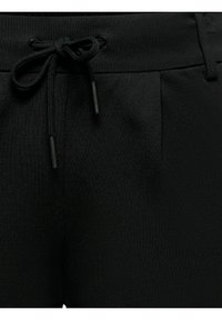 Sorte bukser med snor i midjen og justerbart bånd. Laget av glatt stoff med subtil tekstur og forfolder foran.