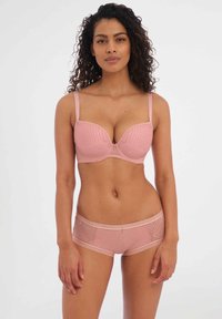 Lichtroze lingerieset met een padded beha met een visgraatpatroon en bijpassende boyshorts, afgewerkt met zachte elastiek.