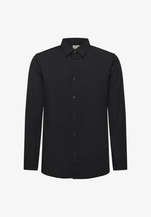 Camiseta negra de manga larga hecha de tela suave, con cuello puntiagudo y siete botones negros a lo largo de la tapeta frontal.