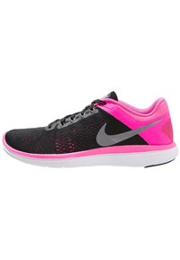 Scarpa sportiva nera e rosa con tomaia in rete, dettagli grigi e suola bianca. Presenta una punta arrotondata e un design con lacci.