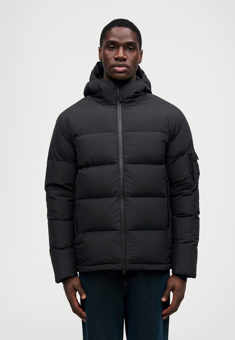 Jachetă puf într-o nuanță neagră, cu fermoar pe față, glugă reglabilă și manșete elastice. Dispune de un buzunar pe piept cu fermoar. Design texturat, izolat.