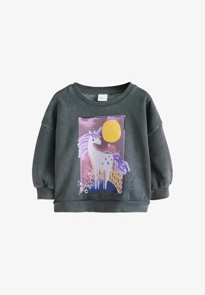 Tumši pelēks bērnu džemperis ar violeto un baltu vienradža grafiku un dzeltenu sauli priekšpusē, ar ribota auduma aprocēm un apakšmalu.