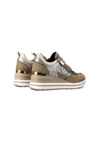 Sneaker in suede beige e metallizzato con suola a zeppa, dotati di zip laterale, pannelli texturizzati e dettagli in oro.
