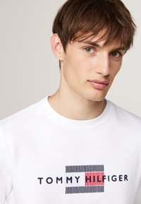 Tommy Hilfiger FLAG EMBRO - Sweatshirt - white
