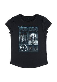 Černé tričko s modrým nápisem "Středa" a šesti scénami s dívkou s spletenými vlasy v temných, gotických prostředích.