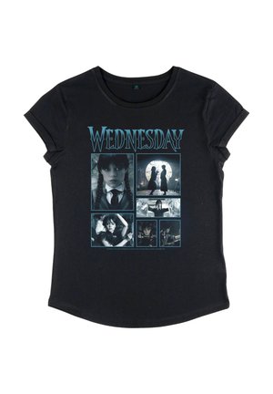 Czarny t-shirt z niebieskim napisem "Środa" oraz sześcioma scenami przedstawiającymi dziewczynę z warkoczami w mrocznych, gotyckich sceneriach.