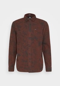 Långärmad skjorta med knappar i mörkrödbrun med ett subtilt mönster; har en bröstficka och ett märkesetikett på övre vänstra sidan.