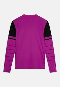 T-shirt de sport à longues manches violet avec des manches noires, comportant des accents rembourrés et de discrètes rayures noires sur les épaules.