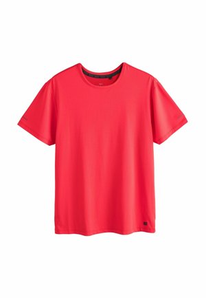 Rød atletisk T-shirt med korte ærmer og rund hals, subtil struktur og lille sort logo nær nederste kant på hvid baggrund.