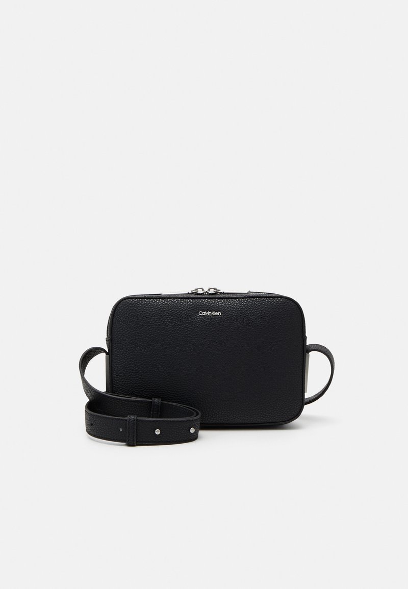 Borsa a tracolla nera in pelle, forma rettangolare, superficie testurizzata, chiusura con zip, due manici corti, tracolla regolabile con borchie metalliche.