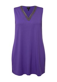 Top senza maniche viola con scollatura a V accentuata da perline intricate. Tessuto liscio e vestibilità comoda, con spacchi laterali all'orlo.