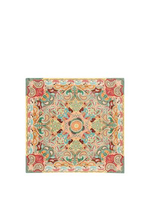 Tela cuadrada con motivos simétricos de paisley y florales en tonos rojos, verde azulado, naranja y beige, dispuestos en un detallado patrón de mandala.