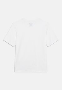 Άσπρο βαμβακερό μπλουζάκι με κοντά μανίκια και στρογγυλή λαιμόκοψη. Χωρίς εμφανή γραφικά ή σχέδια. Λεία υφή, κανονική εφαρμογή.