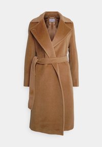 Bruine wollen omslagjas met een brede revers, een ceintuur in de taille en lange mouwen. Zachte textuur en minimale stikdetails.