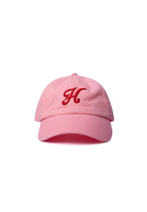 Gorra de béisbol rosa con visera curvada y una letra H roja bordada en la parte delantera, sobre un fondo blanco.