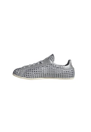 Sneaker argento a profilo basso con design in mesh intrecciata, chiusura frontale con lacci e suola chiara, mostrata dal lato esterno su sfondo bianco.