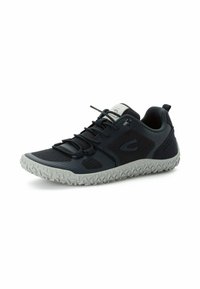 Schwarzer Sportschuh mit Mesh-Obermaterial und Gummisohle, der eine strukturierte graue Außensohle hat. Enthält elastische Schnürsenkel und eine Zuglasche an der Ferse.