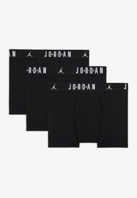Tri parov črnih bokseric z belim elastičnim pasom. Pas nosi napis "JORDAN" in podrobnost logotipa. Gladka tekstura tkanine.