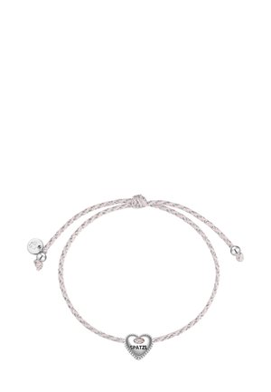 Justerbar flettet armbånd med et sølv hjerte charm med "SPATZL" indgraveret, sat mod et blødt lyserødt design med teksturerede detaljer.