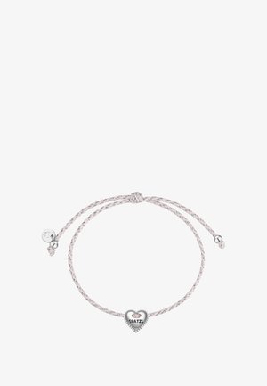 Justerbar flettet armbånd med et sølv hjerte charm med "SPATZL" indgraveret, sat mod et blødt lyserødt design med teksturerede detaljer.