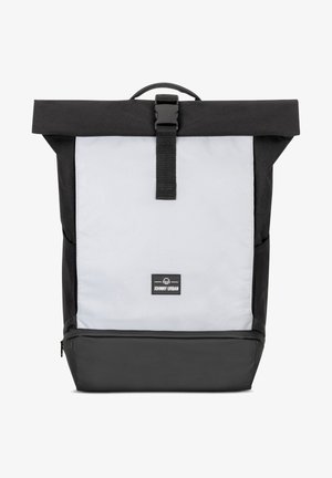 Un sac à dos noir et gris clair avec un design à rabat, une fermeture à boucle réglable et une poche inférieure zippée. Accents en tissu texturé.
