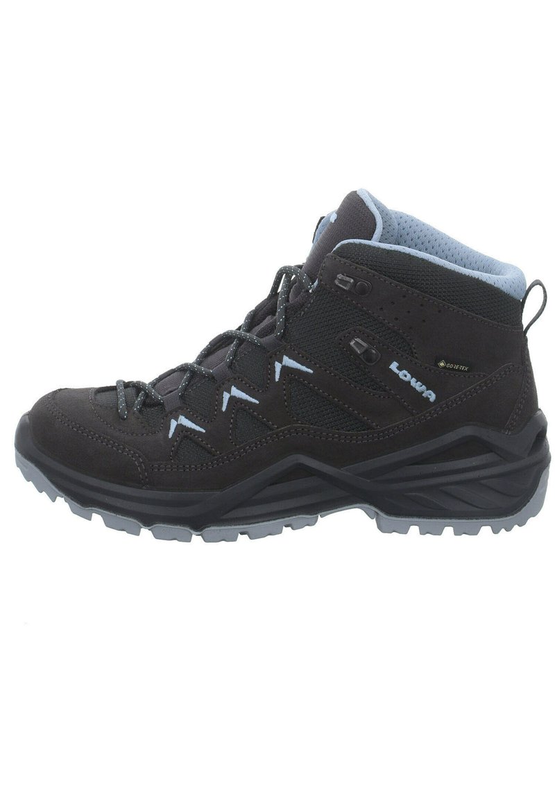 Botta da trekking impermeabile a taglio medio in suede nero con accenti grigi, caratterizzata da una suola testurizzata, occhielli rinforzati e colletto imbottito.