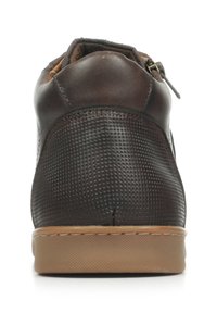 Chaussure montante en cuir marron avec une finition texturée, semelle en caoutchouc gomme, fermeture éclair à l'arrière et un col rembourré pour un confort supplémentaire.
