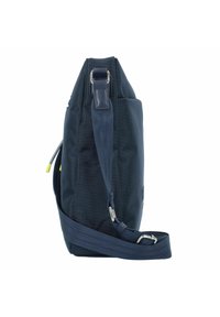 Borsa a tracolla blu navy realizzata in tessuto texture. Presenta una tracolla regolabile, chiusura con zip e un'accortezza gialla sul tirazip.