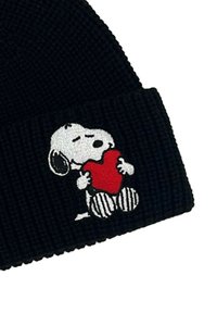 Beanie nero a maglia con Snoopy ricamato che tiene un cuore rosso sul risvolto.
