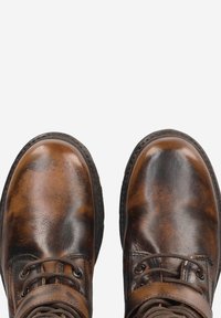 Braune Lederstiefeletten mit glatter Oberfläche, runden Zehen und Schnürdesign, ausgestattet mit kontrastierenden dunkleren Nähten und strukturierten Details.